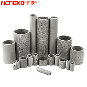 如果您對燒結(jié)不銹鋼濾管筒有任何疑問，您會在這里找到答案。  一、什么是燒結(jié)不銹鋼濾管筒？    是通過加熱或加壓的燒結(jié)工藝制成的特殊金屬管。根據(jù)您需要的金屬類型，可以選擇燒結(jié)不銹鋼金屬管、燒結(jié)銅金屬管或燒結(jié)青銅金屬管。  二、燒結(jié)金屬管有哪些用途？ 1.食品和飲料行業(yè)：防止食物營養(yǎng)成分被沖走，還可以過濾掉污染物。 2.水力發(fā)電廠為您工廠的渦輪機提供動力。保持電力循環(huán)生產(chǎn)。 3.天然氣生產(chǎn)廠可以捕獲氣體中的小污染物。 4.化學加工工業(yè)過濾掉有害污染物，提高化學產(chǎn)品的效率。 5.石油工業(yè)消除污染物來提高石油產(chǎn)品的純度。 6.醫(yī)藥行業(yè)去除藥品中的污染物，并提高藥用價值     三、燒結(jié)金屬管的優(yōu)點是什么？ 1.材料堅固形狀靈活    2.良好的滲透性     3.多種孔隙分布 4.性能穩(wěn)定可以應對來自各種流體的高壓而不會變形。  5.機械強度高可以在高溫高壓等極其惡劣的環(huán)境中使用。 6.可以調(diào)整孔的大小    7.耐腐蝕和熱沖擊   8.設備易于清潔，無需長時間關機。  四、選擇燒結(jié)金屬管時要注意以下幾點：  優(yōu)質(zhì)材料、溫度范圍、微米變化、耐腐蝕、納污能力、機械強度 需要的高強度（恒歌316不銹鋼濾管正反向流動中提供相同的強度）      燒結(jié)金屬管的工作原理  五、什么材料可以制造燒結(jié)金屬管？ 1.燒結(jié)不銹鋼：高機械強度耐腐蝕，在高壓高溫中高效運行不會損壞；  2.銅粉末燒結(jié)管屬不銹鋼替代品，耐腐蝕且經(jīng)濟實惠，但耐溫和強度較差；  3.鎳合金，適用于極端工作條件的燒結(jié)金屬管。     注：燒結(jié)、固化、退火有以下幾個方面的比較：  1.燒結(jié)：這是一種熱處理方法，會使粉末狀物質(zhì)形成整體材料，利用粉末中單個粒子之間發(fā)生的擴散?？梢怨虘B(tài)和液態(tài)下發(fā)生。     金屬粉末  2.養(yǎng)護：是用來加速化學反應的技術，適用于高分子及高分子材料復合。當熱固性聚合物在室溫下無法在合理時間內(nèi)固化時，您將使用固化爐應用高溫來實現(xiàn)固化過程。  （例如，當您將預浸碳纖維覆蓋在模具上時可以固化它，使它保持模具的形狀，單體會在固化溫度下迅速反應，從而形成熱固性聚合物，使預浸墊物質(zhì)變硬。）  3.退火：是一種熱處理技術，用于使用非常高的溫度來減輕物質(zhì)的應力，降低處理物質(zhì)中原子間鍵內(nèi)的內(nèi)應力和整體彈性能。此外，它是指金屬熱處理、高性能聚合物和陶瓷玻璃的術語。  （例如，您可以將冷軋鋼坯退火，制成另一種產(chǎn)品，當內(nèi)部應力不推薦時，例如在進行機加工之前，您可使用此過程，機械加工通過去除材料來改變內(nèi)應力的分布。     六、有哪些類型的燒結(jié)金屬管： 1.燒結(jié)多孔金屬管金屬管上的孔有助于過濾過程，運營成本低，但由于表面積小效率較低。     2.褶皺燒結(jié)金屬管表面積大于多孔金屬管，過濾效率高，但成本也高。     七、能清洗燒結(jié)金屬管嗎？ 建議定期清潔設備上累積的污染物提高效率，確保其經(jīng)久耐用并發(fā)揮最佳性能，延長使用壽命。  在 Hengko我們將幫助您獲得合適的燒結(jié)不銹鋼濾管筒以滿足獨特的應用要求。您有任何疑問，請隨時聯(lián)系我們的團隊。m.mielediulmo.com